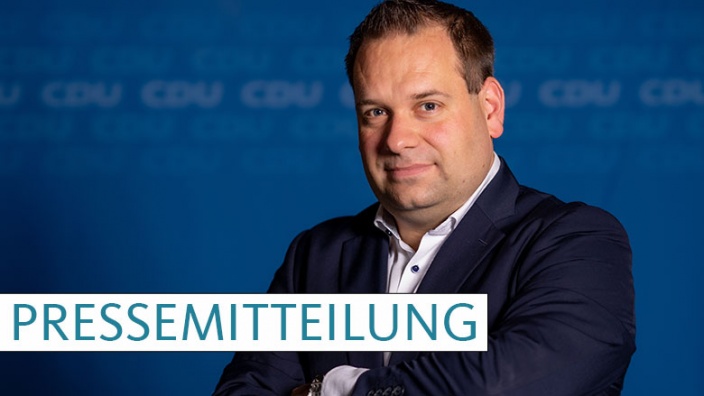 Dennis Rehbein vor blauem CDU-Hintergrund